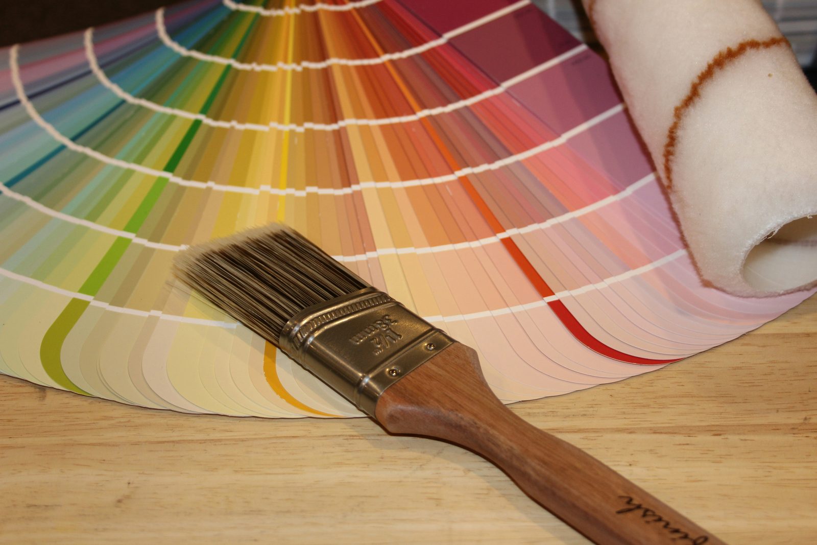 Colour fan deck with a brush and roller